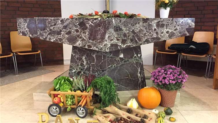 Zum Erntedank ist der Altar herbstlich geschmückt.Foto: privat