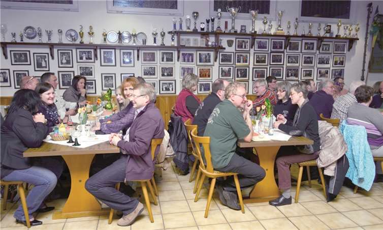Zum Eröffnungsschießen gehört auch ein gemütliches Beisammensein in der Schützenhalle.