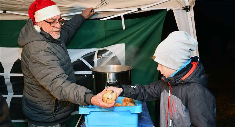 Zum Essen gab es leckere Siedewurst.