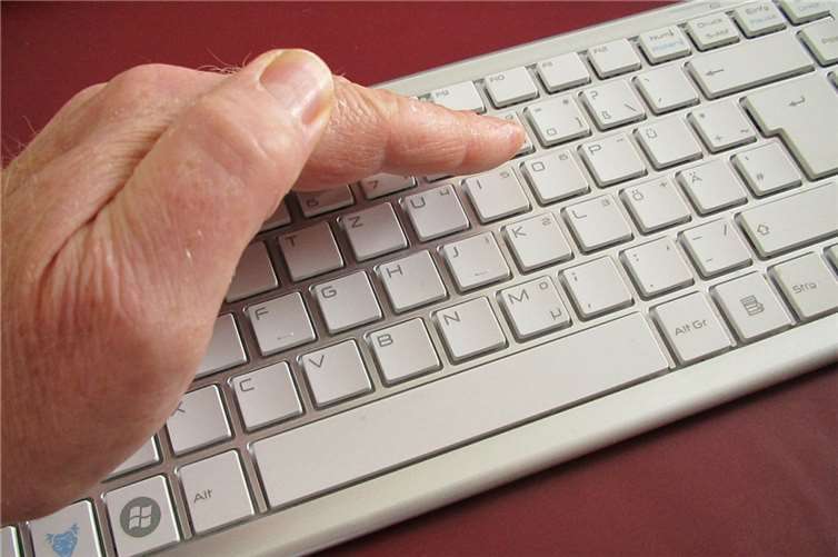 Zum Europäischen Monat der Cyber-Sicherheit findet im Oktober eine Online-Umfrage zu den Erfahrungen von Internetnutzern mit Cyber-Kriminalität statt. Symbolbild. Foto: geralt / pixabay