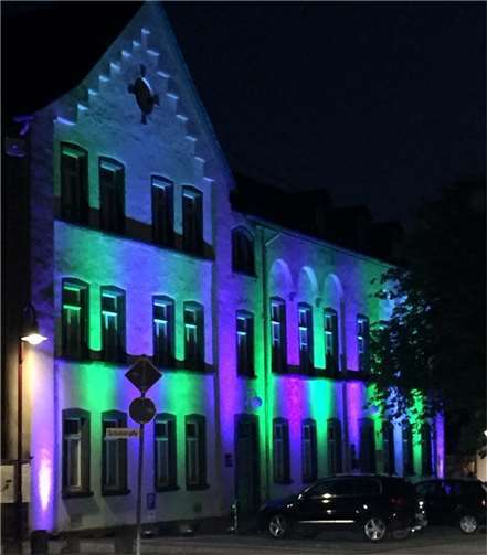 Zum Festwochenende wurden in Kaisersesch zahlreiche Gebäude, wie hier die Alte Schule, als Hingucker bunt illuminiert.