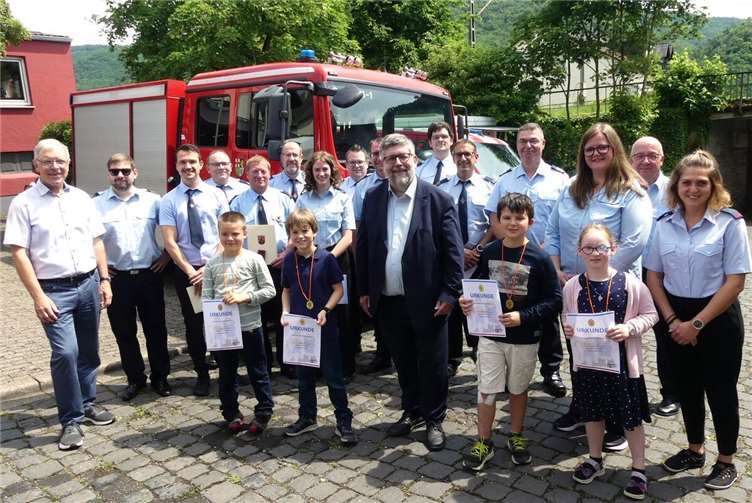 Zum Feuerwehrfest konnte Verbandsgemeindebürgermeister Wolfgang Lambertz Beförderungen, Ehrungen und eine Neuverpflichtung aussprechen. Foto: TE