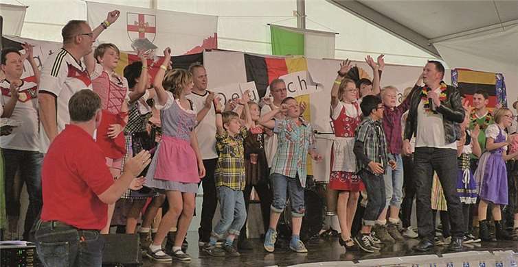 Zum Finale der Play-Back-Show kaman alle nochmals auf die Bühne.