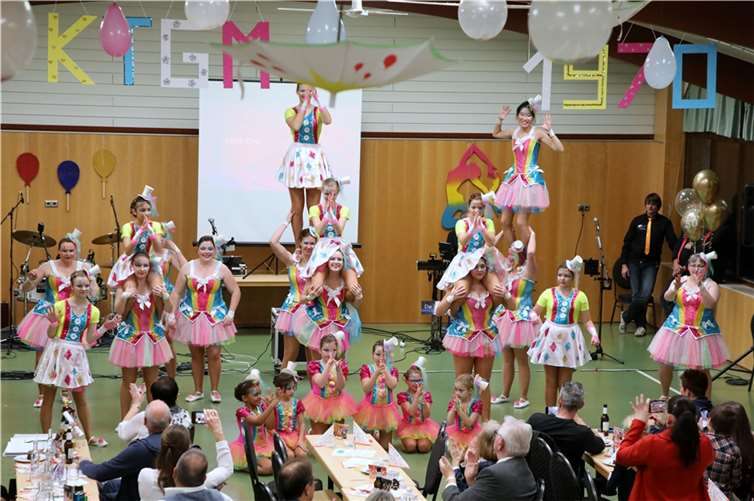 Zum Finale ihrer Jubiläumsfeier begeisterte Karins Tanzgruppe noch einmal mit einer tollen Leistung.