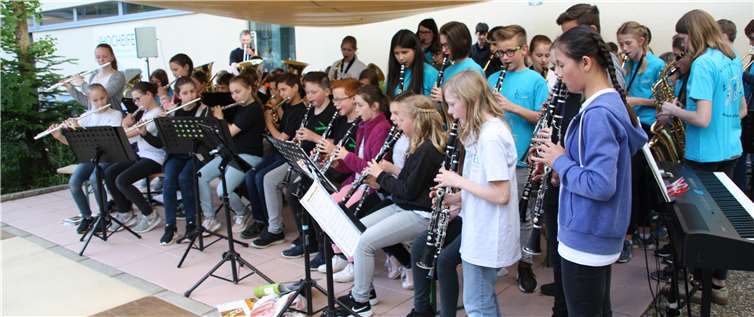 Zum Finale kamen alle gemeinsam auf die Bühne.  privat