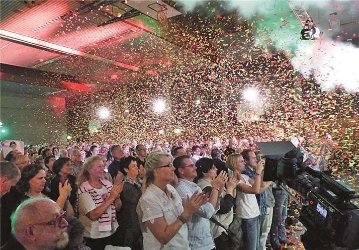 Zum Finale standen alle 900 im Saal, die Konfettikanonen sprühten ihre Schnipsel bis weit in die Rheinhalle.