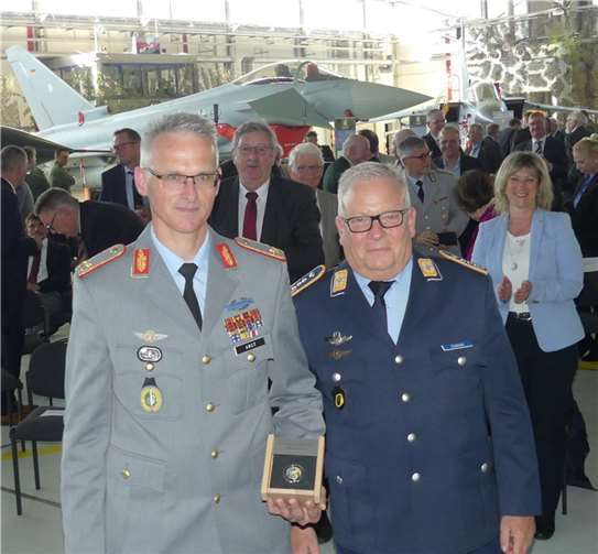 Zum Frühjahrsempfang beim TLG 33 konnte Kommodore Oberst Thomas Schneider Brigadegeneral Jens Arlt (li.) als Gastredner begrüßen. Fotos: TE