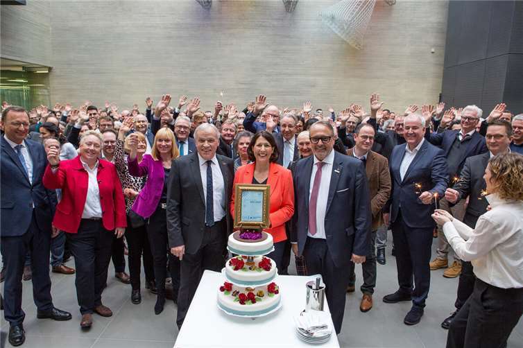 Zum Geburtstag gehört eine repräsentable Torte: 125 Jahre Handwerkskammer Koblenz standen im Mittelpunkt des Neujahrsempfangs und Kammerpräsident Kurt Krautscheid (links), Wirtschaftsministerin Daniela Schmitt und HwK-Hauptgeschäftsführer Ralf Hellrich (rechts) ließen es sich nicht nehmen, zusammen mit 600 Gästen das Kunstwerk aus der HwK-Konditorwerkstatt anzuschneiden und zu verkosten. Fotos: Photo-Herzmann