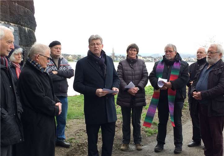 Zum Gedenken an den 75. Jahrestag der Sprengung der „Kronprinzenbrücke“ hatte der Engerser Arbeitskreis eingeladen. Foto: Privat