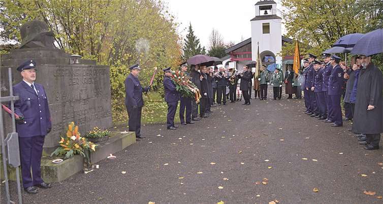 Zum Gedenken an die Gefallenen der beiden Weltkriege und der Opfer von Gewalt fanden sich die Bürger am Ehrenmal ein. AB