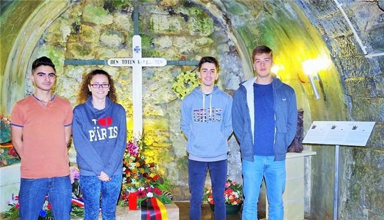 Zum Gedenken an die Toten legten Schüler der Geschwister-Scholl Realschule plus ein Gesteck nieder. privat