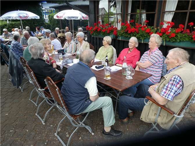 Zum Genießen des Gegrillten und zu netten Geprächen nahmen sich alle viel Zeit und Muße.  Foto: Martin Sandmann