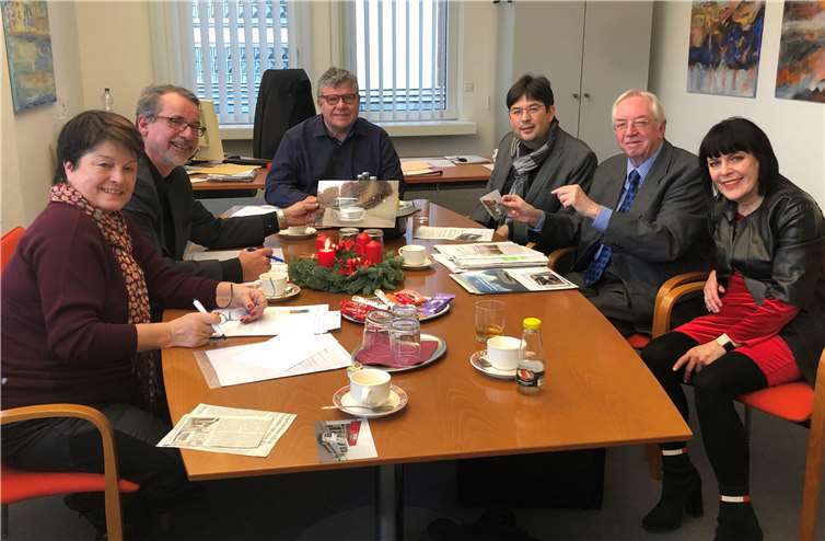 Zum Gespräch trafen sich (v.l.): Die stellv. Fraktionsvorsitzende im Stadtrat Hannelore Gröhbühl, SPD-Fraktionsvorsitzender Sven Lefkowitz, Kreisbeigeordneter Michael Mahlert, Bürgermeister Michael Mang, der Gründer der Initiative Bürgerbus Erich Walther und die SPD-Fraktionsvorsitzende im Kreistag Petra Jonas. Foto: