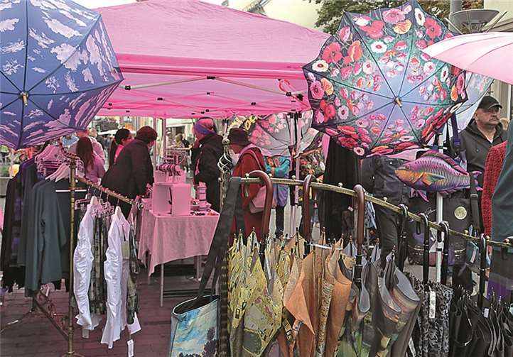 Zum Glück für den Veranstalter kamen die bunten Schirme nicht zum Einsatz und blieben eine schöne Dekoration.