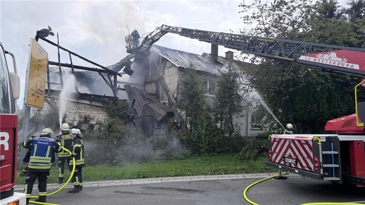 Zum Glück konnten alle Bewohner und Haustiere rechtzeitig aus dem brennenden Haus evakuiert werden.