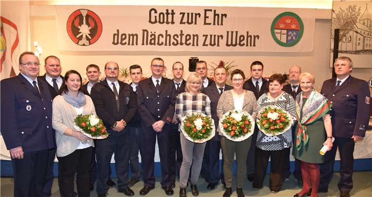Zum Gruppenbild mit Damen stellten sich die Verpflichteten und Beförderten, die Verabschiedeten und der Geehrte, flankiert von Wehrführer Ernst Eich (li.) und dem stellvertretenden Wehrleiter Ralf Wester neben Gisela Born-Siebicke auf.DL