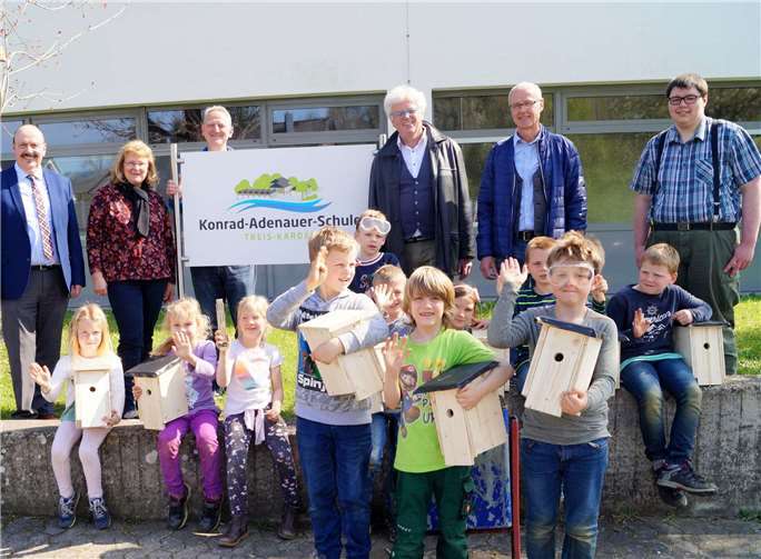 Zum Gruppenbild posierten die Gäste gerne mit den Schülern (v. l.): Lothar Fuhrmann, Irene Begon-Benz (Sparkasse Mittelmosel), Volker Hellekes, Norbert Krötz und Stefan Müntnich (Moselland-Werkstätten). Fotos: TT