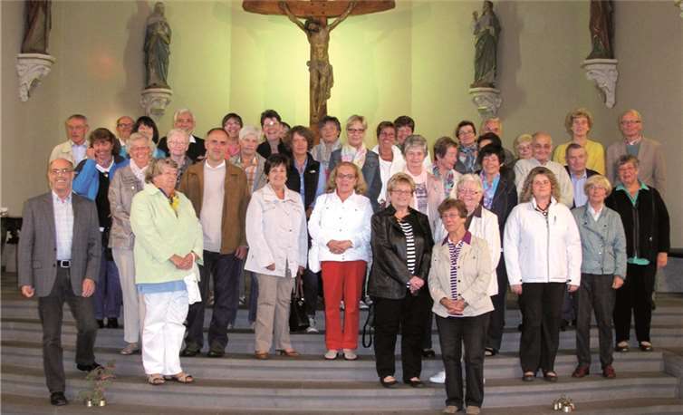 Zum Gruppenfoto haben sich 36 der geladenen Gäste mit Pastor Hermann-Josef Floeck und Diakon Thomiczny eingefunden.privat