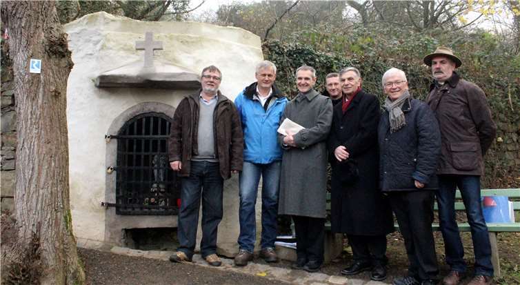 Zum Gruppenfoto holte Gerhard Hausen die treibenden Kräfte der Sanierung, den Restaurator und den Geistlichen am Bildstock. Foto: DL