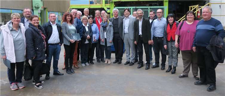 Zum Gruppenfoto in der Halle des Rasselstein stellten sich die Gesprächsteilnehmer von Asas und der Neuwieder SPD auf.Foto: SPD