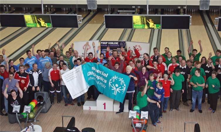 Zum Gruppenfoto stellten sich alle Teilnehmer am Special Olympics Bowlingturnier zusammen.