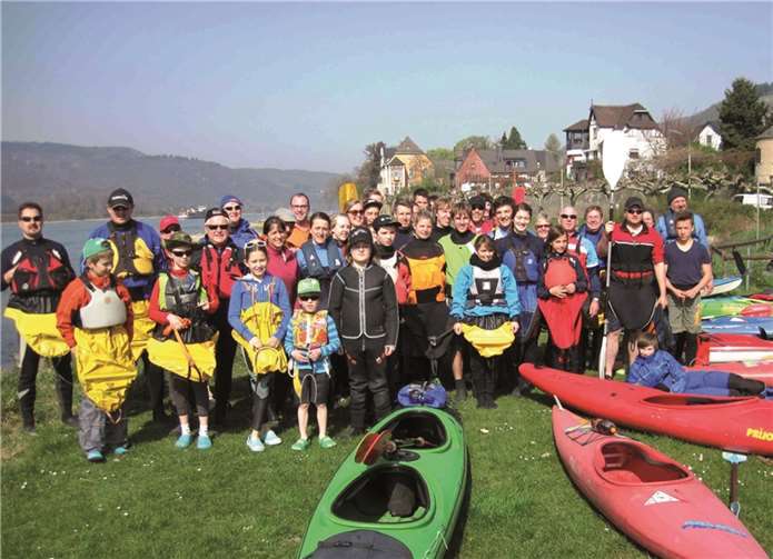 Zum Gruppenfoto stellten sich die Kanuten unmittelbar vor dem Anpaddeln am Leutesdorfer Rheinufer auf. DL