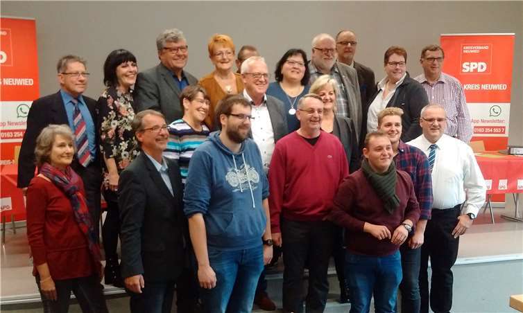 Zum Gruppenfoto stellten sich die anwesenden neuen und alten Kreisvorstandsmitglieder der SPD auf.