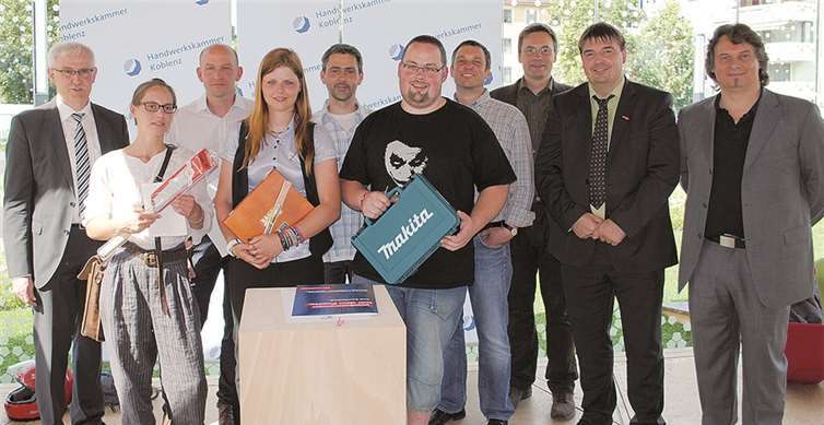 Zum Gruppenfoto stellten sich die drei Innungsbesten Lena Arens, Tamara Schirra und Sebastian Koch (v.v.l.) mit Karlheinz Gaschler von der KHS Mittelrhein, Obermeister Rolf Hendgen, mit dem Prüfungsausschussvorsitzendem Stefan Kobiela, Lehrlingswart Frank Nollen, Berufsschullehrer Rüdiger Linde, ZEG-Leiter Bernd Hammes und dem Leiter des HwK-Bauzentrums Rudolf Müller.HwK Koblenz