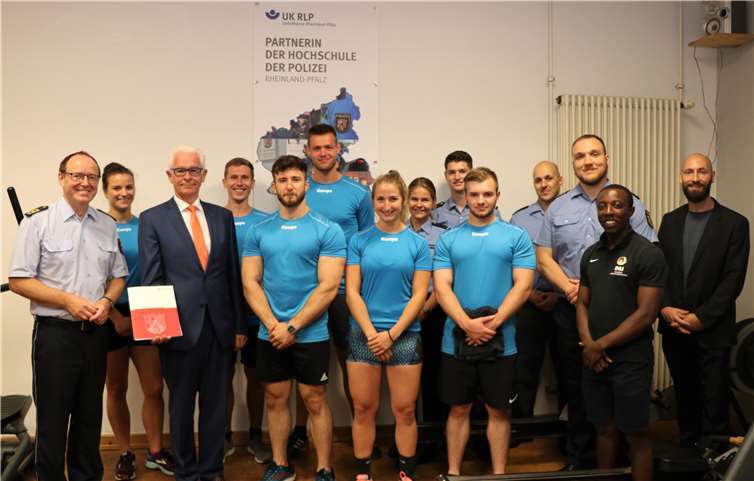 Zum Gruppenfoto stellten sich (v. l.) die Direktoren Friedel Durben und Manfred Breitbach und die Studierenden der Polizeihochschule.Foto: privat