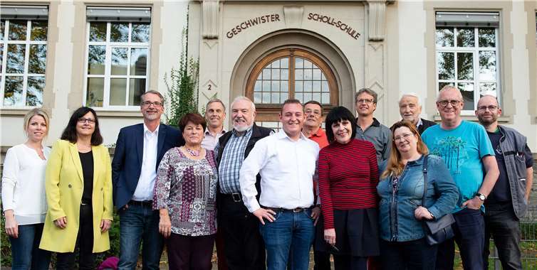 Zum Gruppenfoto trafen sich die Neuwieder Sozialdemokraten an der Geschwister-Scholl-Schule in Heddesdorf, in der die Möbel aktuell erneuert wurden.Foto: SPD Stadtratsfraktion Neuwied