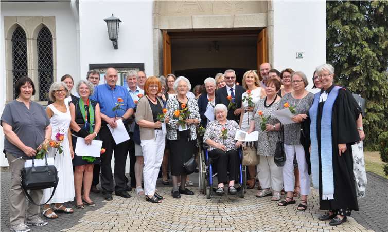 Zum Gruppenfoto zur Goldenen Konfirmation stellten sich (v.l.) Ilse Ehrhardt, Ursula Reglin, Vikarin Johanna Kuhn, Gabriele Stanék, Herbert Schmidt, Dieter Jäger, Dietmar Hofmann, Ernst Corinth, Marga Wolf, Gisela Jäger, Jutta Hein, Marie-Luise Flögel, Gudrun Mink, Inge Steller, Uta Winkler-Blunk, Rüdiger Gottzein, Renate Gottzein, Sven-Erich Czernik, Sabine Czernik, Sabine Schwarz, Luise Hahn, Martina Lohmer, Brigitte Flögel und Pfarrerin Kerstin Laubmann. Evangelische Kirchengemeinde Remagen-Sinzig