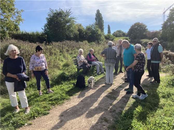 Zum Herbstanfang lockte noch einmal traumhafter Sonnenschein die Spaziergangsgruppe nach draußen. Foto: privat