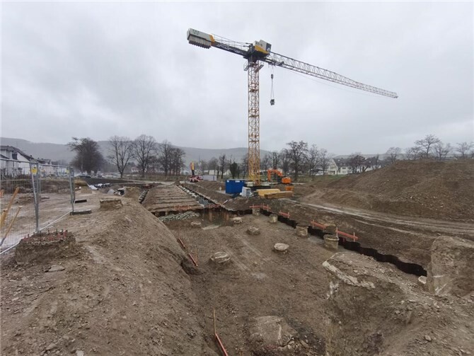 Zum Hochwasserschutz baut man unter anderem auf Pfahlgründung. 