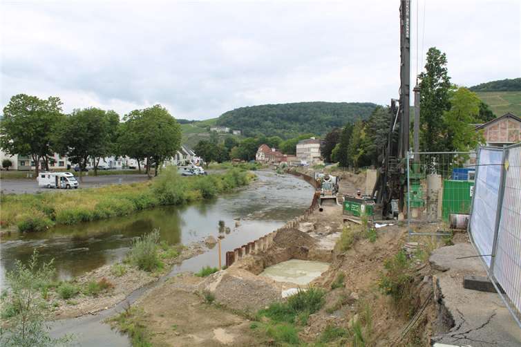 Spatenstich für wichtige Verkehrsader in Ahrweiler erfolgt Zum Hochwasserschutz wird unter anderem eine rund fünf Meter hohe Pralluferwand gebaut.