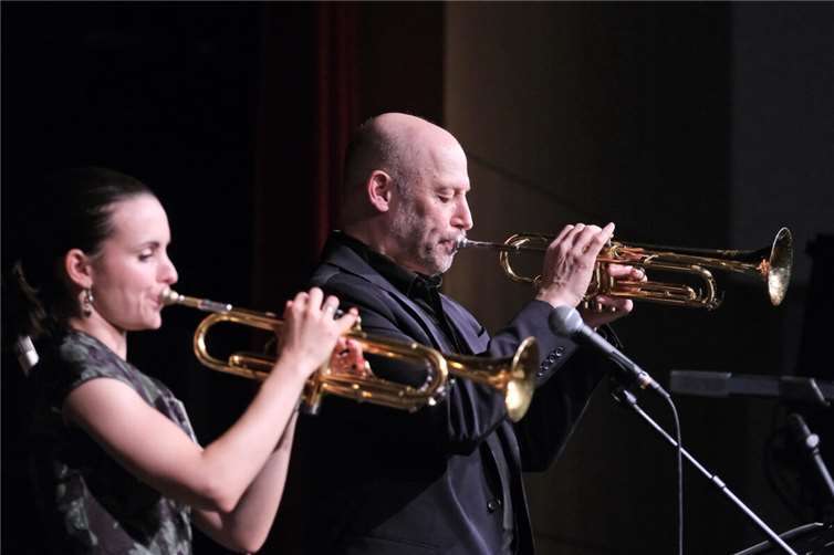 Zum Höhepunkt des Konzerts warfen sich dann Andrea Motis und Micheal Philipp Mossman mit ihren Trompeten gegenseitig die Bälle zu. Copyright: Michael Jordan