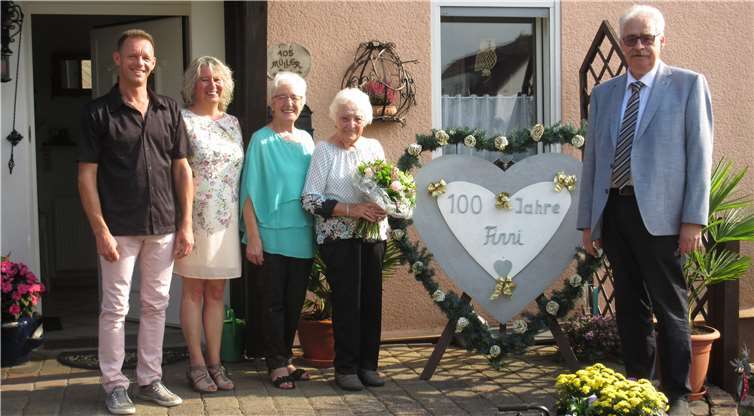 Zum Hundertsten kam der Bürgermeister allen Widrigkeiten zum Trotzund gratulierte Josefine Herrmanns. Foto: Privat