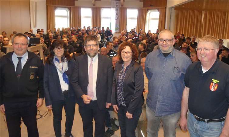 Zum Informationsabend konnte Wolfgang Lambertz auch den ehemaligen Kreisfeuerwehrinspektor sowie Ehrengäste begrüßen.Fotos: -TE-