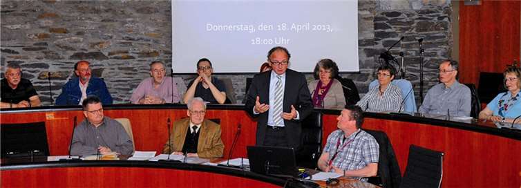 Zum Informationsaustausch mit der Stadtspitze kamen etwa 60 Amtmänner und Vertreter der Nachbarschaften ins Rathaus.privat