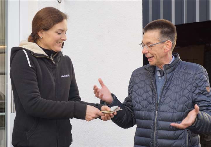 Zum Infotag freute sich Sabrina Steger über 222,22 Euro von der Ehrengarde und 450,00 Euro von der CDU.