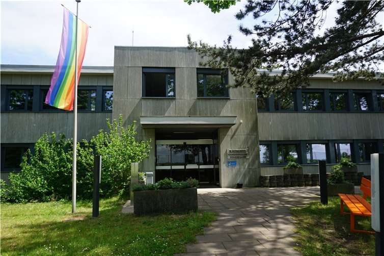 Zum Internationaler Tag gegen Homo-, Bi-, Inter- und Transphobie am 17. Mai wurde am Swisttaler Rathaus als Zeichen der Solidarität die Regenbogenflagge gehisst. Foto: Gemeinde Swisttal