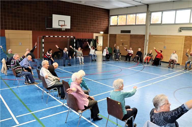 Zum Jahresabschluss der 555er kamen trotz Regenwetter viele hochaltrige Senioren im Buchfinkenzentrum in Kooperation mit der AOK zur altersgerechten gymnastischen Übungen zusammen – natürlich mit Kaffee und Kuchen danach.Foto: privat