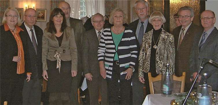 Zum Jahresabschluss der SeniorenUnion (v.li.) MdL Hedi Thelen, SU-Vorsitzender Helmut Möhn, MdB Mechthild Heil und die SU-Vorstandsmitglieder Siegfried Peitz, Friedel Aßenmacher, Margret Burg, Gerd Röder, Marianne Schneider, Dr. Helmut Weinand und Helmut Gardlo. privat
