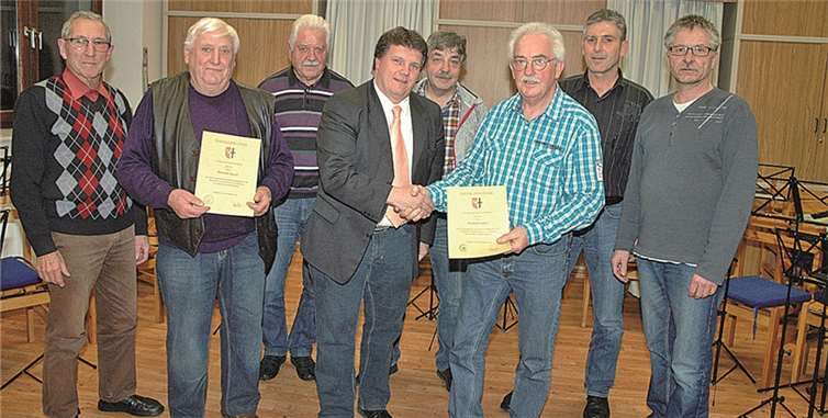 Zum Jahresabschluss ehrte Ortsbürgermeister Rüdiger Fuhrmann (Mitte) Rudolf Gasper (r.) und Heinrich Rauch. UM