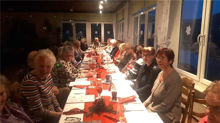 Zum Jahresabschluss fand kürzlich eine Weihnachtsfeier der Bewegungsgruppen des Vereins plus/minus 60 aktiv statt.  Foto: Mechthild Probstfeld
