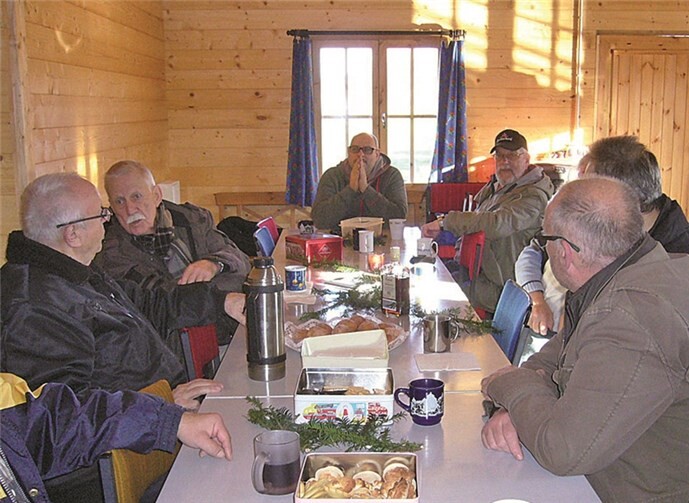 Zum Jahresabschluss trafen sich die Swisttaler Angelfreunde bei Glühweinm und Gebäck. privat