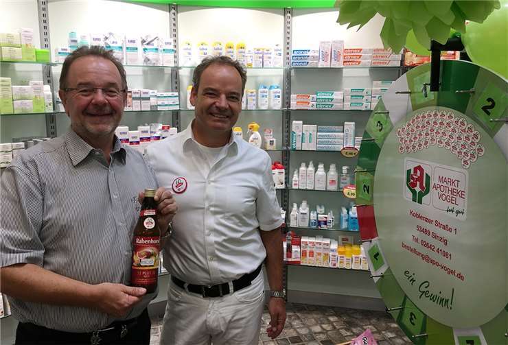 Zum Jubiläum gratulierte Harald Monschau (l.) Gregor Vogel, dem Inhaber der Markt-Apotheke-Vogel.privat
