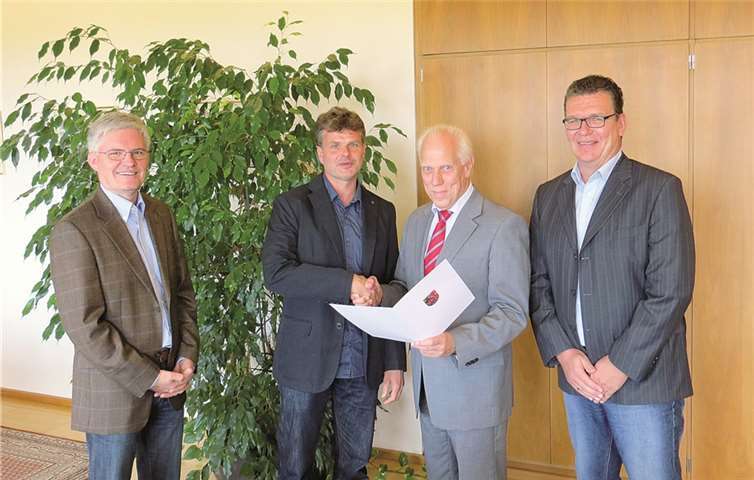 Zum Jubiläum gratulierten dem Diplom Sozialarbeiter Jürgen Gügel (2.v.r.) Amtsleiter Wolfgang Hartmann, Beigeordneter Jürgen Moritz und Jörg Herrgott vom Personalrat (v.l.). Privat