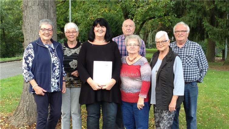 Zum Jubiläum gratulierten (v.l.): Beate Dietl (Kreisverband), Monika Anhäuser (Kassenverwaltung), Christiane Lange (Jubilarin), Christa Pusch (stellvertr. Vorsitzende), Bruno Schneider( Vorsitzender), Gabi Mengen und Manfred Pfotenhauer (Beisitzer).Foto: privat