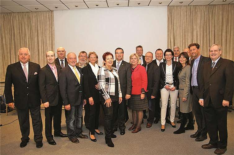 Zum Jubiläum konnten die Vorsitzende der Kreis-FU Heike Krämer-Resch (6. v. r.) sowie ihre Stellvertreterinnen Ingrid Näkel-Surges (7. v. l.) und Gabriele Hermann-Lersch (9. v. l.) viele prominente Gäste begrüßen. WM