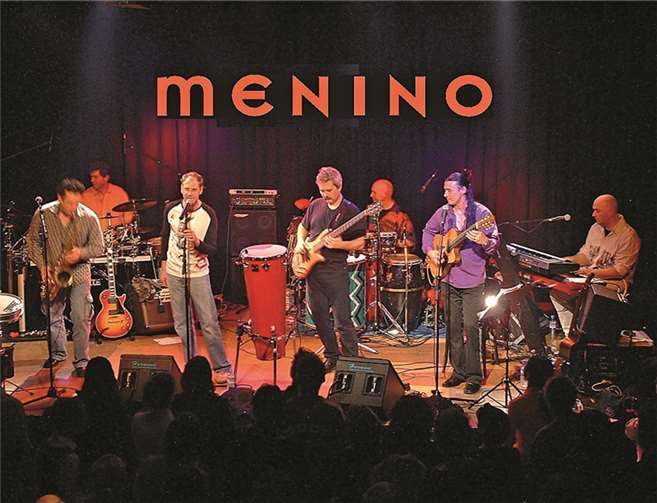 Zum Jubiläumsjahr haben sich menino wieder viel vorgenommen, um zu zeigen, dass sie auch nach 20 Jahren nicht vom Feuer ihrer Liveauftritte eingebüßt haben.  Privat